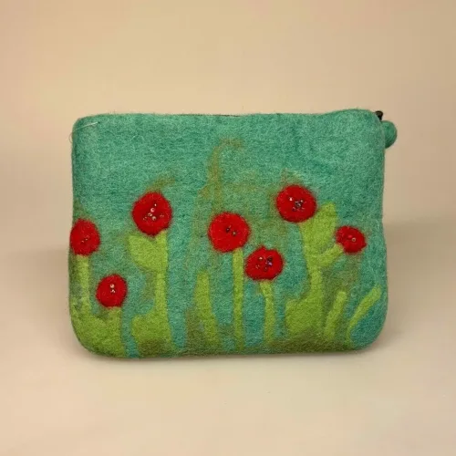 Pung i Filtet Uld - Stor Grøn med Valmuer, Ra, naturstyle, poppies, valmuer, filtet, filtpung, pung, organizer,, kosmetik, lynlås, nålefilt, håndlavet, særlig, bæredygtig, håndværk, fåreuld, blomster, sød, til, piger, værtindegave, gave, konfirmation, konfirmand, gaveide, biti, ribe, en gry, en sif, design,