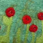 Pung i Filtet Uld - Stor Grøn med Valmuer, Ra, naturstyle, poppies, valmuer, filtet, filtpung, pung, organizer,, kosmetik, lynlås, nålefilt, håndlavet, særlig, bæredygtig, håndværk, fåreuld, blomster, sød, til, piger, værtindegave, gave, konfirmation, konfirmand, gaveide, biti, ribe, en gry, en sif, design,