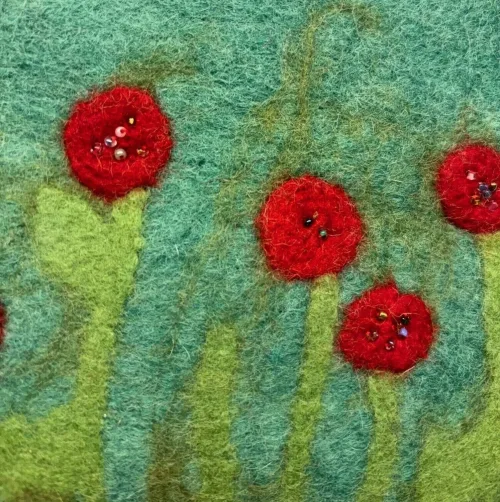 Pung i Filtet Uld - Stor Grøn med Valmuer, Ra, naturstyle, poppies, valmuer, filtet, filtpung, pung, organizer,, kosmetik, lynlås, nålefilt, håndlavet, særlig, bæredygtig, håndværk, fåreuld, blomster, sød, til, piger, værtindegave, gave, konfirmation, konfirmand, gaveide, biti, ribe, en gry, en sif, design,