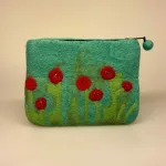 Pung i Filtet Uld - Stor med Valmuer, Pung i Filtet Uld - Stor Grøn med Valmuer, Ra, naturstyle, poppies, valmuer, filtet, filtpung, pung, organizer,, kosmetik, lynlås, nålefilt, håndlavet, særlig, bæredygtig, håndværk, fåreuld, blomster, sød, til, piger, værtindegave, gave, konfirmation, konfirmand, gaveide, biti, ribe, en gry, en sif, design,