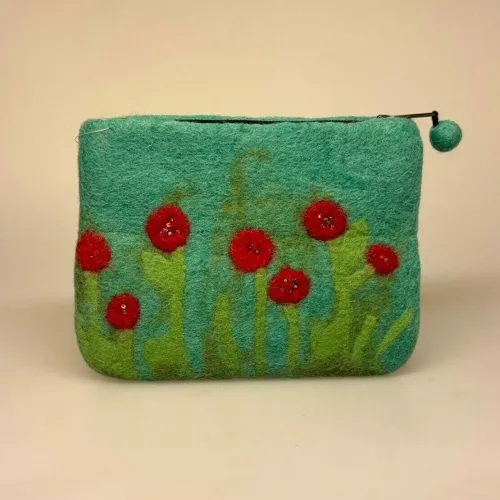 Pung i Filtet Uld - Stor med Valmuer, Pung i Filtet Uld - Stor Grøn med Valmuer, Ra, naturstyle, poppies, valmuer, filtet, filtpung, pung, organizer,, kosmetik, lynlås, nålefilt, håndlavet, særlig, bæredygtig, håndværk, fåreuld, blomster, sød, til, piger, værtindegave, gave, konfirmation, konfirmand, gaveide, biti, ribe, en gry, en sif, design,