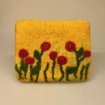 Pung i Filtet Uld - Stor Gul med Valmuer, karrygul, varm, okker, Ra, naturstyle, poppies, valmuer, filtet, filtpung, pung, organizer,, kosmetik, lynlås, nålefilt, håndlavet, særlig, bæredygtig, håndværk, fåreuld, blomster, sød, til, piger, værtindegave, gave, konfirmation, konfirmand, gaveide, biti, ribe, en gry, en sif, design,