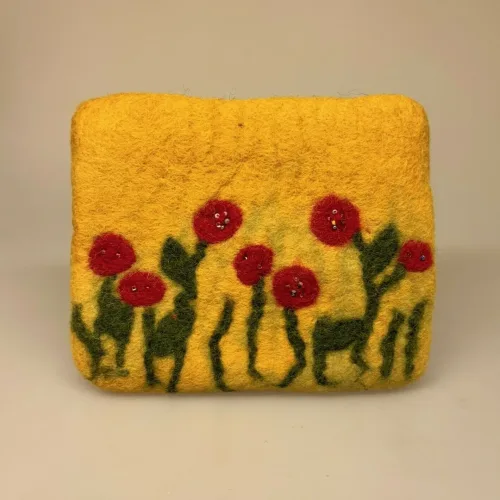 Pung i Filtet Uld - Stor Gul med Valmuer, karrygul, varm, okker, Ra, naturstyle, poppies, valmuer, filtet, filtpung, pung, organizer,, kosmetik, lynlås, nålefilt, håndlavet, særlig, bæredygtig, håndværk, fåreuld, blomster, sød, til, piger, værtindegave, gave, konfirmation, konfirmand, gaveide, biti, ribe, en gry, en sif, design,
