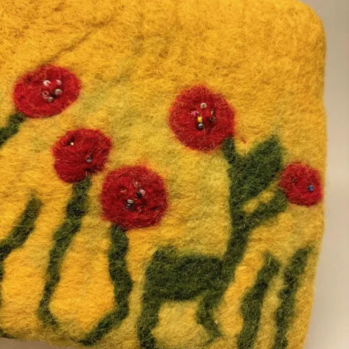 Pung i Filtet Uld - Stor Gul med Valmuer, karrygul, varm, okker, Ra, naturstyle, poppies, valmuer, filtet, filtpung, pung, organizer,, kosmetik, lynlås, nålefilt, håndlavet, særlig, bæredygtig, håndværk, fåreuld, blomster, sød, til, piger, værtindegave, gave, konfirmation, konfirmand, gaveide, biti, ribe, en gry, en sif, design,