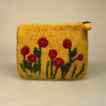 Pung i Filtet Uld - Stor Gul med Valmuer, karrygul, varm, okker, Ra, naturstyle, poppies, valmuer, filtet, filtpung, pung, organizer,, kosmetik, lynlås, nålefilt, håndlavet, særlig, bæredygtig, håndværk, fåreuld, blomster, sød, til, piger, værtindegave, gave, konfirmation, konfirmand, gaveide, biti, ribe, en gry, en sif, design,