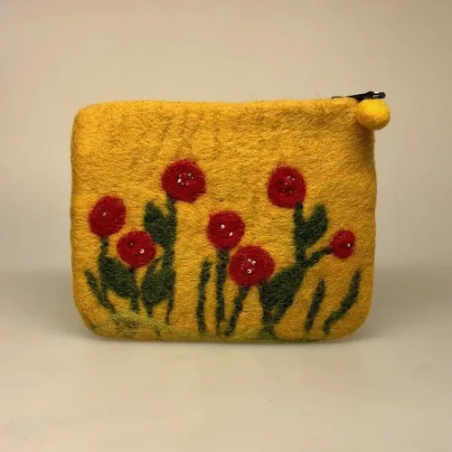 Pung i Filtet Uld - Stor Gul med Valmuer, karrygul, varm, okker, Ra, naturstyle, poppies, valmuer, filtet, filtpung, pung, organizer,, kosmetik, lynlås, nålefilt, håndlavet, særlig, bæredygtig, håndværk, fåreuld, blomster, sød, til, piger, værtindegave, gave, konfirmation, konfirmand, gaveide, biti, ribe, en gry, en sif, design,