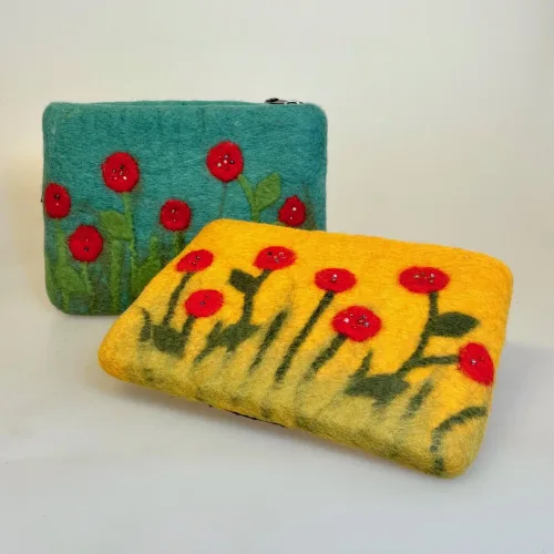 Pung i Filtet Uld - Stor Gul med Valmuer, Pung i Filtet Uld - Stor med Valmuer, Pung i Filtet Uld - Stor Grøn med Valmuer, Ra, naturstyle, poppies, valmuer, filtet, filtpung, pung, organizer,, kosmetik, lynlås, nålefilt, håndlavet, særlig, bæredygtig, håndværk, fåreuld, blomster, sød, til, piger, værtindegave, gave, konfirmation, konfirmand, gaveide, biti, ribe, en gry, en sif, design,