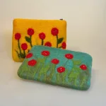 Pung i Filtet Uld - Stor Gul med Valmuer, Pung i Filtet Uld - Stor med Valmuer, Pung i Filtet Uld - Stor Grøn med Valmuer, Ra, naturstyle, poppies, valmuer, filtet, filtpung, pung, organizer,, kosmetik, lynlås, nålefilt, håndlavet, særlig, bæredygtig, håndværk, fåreuld, blomster, sød, til, piger, værtindegave, gave, konfirmation, konfirmand, gaveide, biti, ribe, en gry, en sif, design,