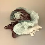 Silkechiffon Twistet på Tværs 1159 - Hvid/Isblå/Bordeaux, let, fnuglet, tyndt, lunt, let, smart, plisseret, foldet, chiffon, chiffontørklæde, silke, ren, ægte, vævet, chiffonvævet, koloreret, håndstykket, rullede, silketørklæde, elegant, billigt, fint, gave, gaveide, konfirmation, bryllup, biti, ribe, vadehavet, 1159-173, 173