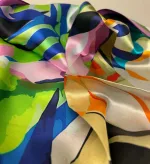 Silketørklæde Bandana Kamæleon, 73120, alexandra, schmitz, fed, silke, satin, lille, firkantet, kvadratisk, nicki, bandana, silketørklæde, i halsen, lady, like, damet, smart, moderne, halsklud, lapset, lækkert, kvalitet, smukt, lille, cool, design, mærkevarer, biti, ribe, accessoires, tilbehør,