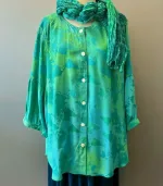 Skjorte 2138 med Kinaflip Chiffon - Grøn Turkis, skjorte, storskjorte, jakke, skjortebluse, tunika, knapper, kinflip, kinakrave, ballon, ærmer, vidde, læg, lang, løs, store, størrelser, piger, curvy, plus, model, size, akvarel, farver, lyse, turkise, grønne, nuancer, 2138, 2434, angel, cirkle, løgagers, übergrössen, natur, materiale, silke, bomuld, koloreret, chiffon, let, elegant, lækker, kvalitet, flatterende, klædelig, smart, tidløs, design, dansk, biti, ribe, bæredygtig, holdbar