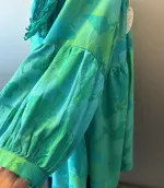 Skjorte 2138 med Kinaflip Chiffon - Grøn Turkis, skjorte, storskjorte, jakke, skjortebluse, tunika, knapper, kinflip, kinakrave, ballon, ærmer, vidde, læg, lang, løs, store, størrelser, piger, curvy, plus, model, size, akvarel, farver, lyse, turkise, grønne, nuancer, 2138, 2434, angel, cirkle, løgagers, übergrössen, natur, materiale, silke, bomuld, koloreret, chiffon, let, elegant, lækker, kvalitet, flatterende, klædelig, smart, tidløs, design, dansk, biti, ribe, bæredygtig, holdbar