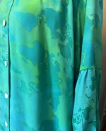 Skjorte 2138 med Kinaflip Chiffon - Grøn Turkis, skjorte, storskjorte, jakke, skjortebluse, tunika, knapper, kinflip, kinakrave, ballon, ærmer, vidde, læg, lang, løs, store, størrelser, piger, curvy, plus, model, size, akvarel, farver, lyse, turkise, grønne, nuancer, 2138, 2434, angel, cirkle, løgagers, übergrössen, natur, materiale, silke, bomuld, koloreret, chiffon, let, elegant, lækker, kvalitet, flatterende, klædelig, smart, tidløs, design, dansk, biti, ribe, bæredygtig, holdbar