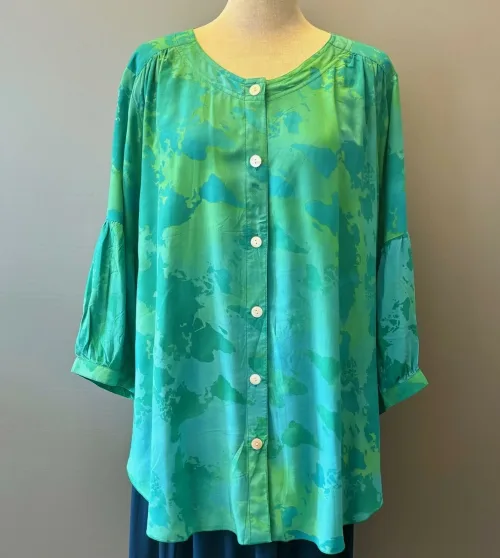 Skjorte 2138 med Kinaflip Chiffon - Grøn Turkis, skjorte, storskjorte, jakke, skjortebluse, tunika, knapper, kinflip, kinakrave, ballon, ærmer, vidde, læg, lang, løs, store, størrelser, piger, curvy, plus, model, size, akvarel, farver, lyse, turkise, grønne, nuancer, 2138, 2434, angel, cirkle, løgagers, übergrössen, natur, materiale, silke, bomuld, koloreret, chiffon, let, elegant, lækker, kvalitet, flatterende, klædelig, smart, tidløs, design, dansk, biti, ribe, bæredygtig, holdbar