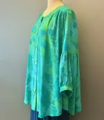 Skjorte 2138 med Kinaflip Chiffon - Grøn Turkis, skjorte, storskjorte, jakke, skjortebluse, tunika, knapper, kinflip, kinakrave, ballon, ærmer, vidde, læg, lang, løs, store, størrelser, piger, curvy, plus, model, size, akvarel, farver, lyse, turkise, grønne, nuancer, 2138, 2434, angel, cirkle, løgagers, übergrössen, natur, materiale, silke, bomuld, koloreret, chiffon, let, elegant, lækker, kvalitet, flatterende, klædelig, smart, tidløs, design, dansk, biti, ribe, bæredygtig, holdbar