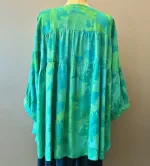 Skjorte 2138 med Kinaflip Chiffon - Grøn Turkis, skjorte, storskjorte, jakke, skjortebluse, tunika, knapper, kinflip, kinakrave, ballon, ærmer, vidde, læg, lang, løs, store, størrelser, piger, curvy, plus, model, size, akvarel, farver, lyse, turkise, grønne, nuancer, 2138, 2434, angel, cirkle, løgagers, übergrössen, natur, materiale, silke, bomuld, koloreret, chiffon, let, elegant, lækker, kvalitet, flatterende, klædelig, smart, tidløs, design, dansk, biti, ribe, bæredygtig, holdbar