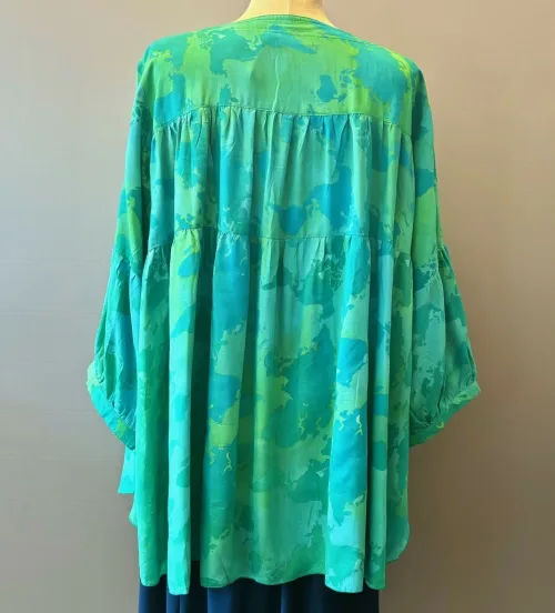 Skjorte 2138 med Kinaflip Chiffon - Grøn Turkis, skjorte, storskjorte, jakke, skjortebluse, tunika, knapper, kinflip, kinakrave, ballon, ærmer, vidde, læg, lang, løs, store, størrelser, piger, curvy, plus, model, size, akvarel, farver, lyse, turkise, grønne, nuancer, 2138, 2434, angel, cirkle, løgagers, übergrössen, natur, materiale, silke, bomuld, koloreret, chiffon, let, elegant, lækker, kvalitet, flatterende, klædelig, smart, tidløs, design, dansk, biti, ribe, bæredygtig, holdbar