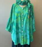 Skjorte 2138 med Kinaflip Chiffon - Grøn Turkis, skjorte, storskjorte, jakke, skjortebluse, tunika, knapper, kinflip, kinakrave, ballon, ærmer, vidde, læg, lang, løs, store, størrelser, piger, curvy, plus, model, size, akvarel, farver, lyse, turkise, grønne, nuancer, 2138, 2434, angel, cirkle, løgagers, übergrössen, natur, materiale, silke, bomuld, koloreret, chiffon, let, elegant, lækker, kvalitet, flatterende, klædelig, smart, tidløs, design, dansk, biti, ribe, bæredygtig, holdbar