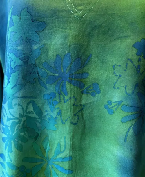 Tunika 1770 med V-hals Chiffon - Blå Grøn Flora, 2408, KK 1770 T, løgagers, angel, cirkle, circle, dansk, design, tunika, lang, løs, bluse, v-hals, v-udskæring, ærmer, let, silke, blød, eksklusiv, lækker, kvalitet, chiffon, crepe-de-chine, holdbar, bæredygtig, natur, stof, fibre, tryk, batik, biti, ribe