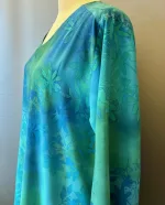 Tunika 1770 med V-hals Chiffon - Blå Grøn Flora, 2408, KK 1770 T, løgagers, angel, cirkle, circle, dansk, design, tunika, lang, løs, bluse, v-hals, v-udskæring, ærmer, let, silke, blød, eksklusiv, lækker, kvalitet, chiffon, crepe-de-chine, holdbar, bæredygtig, natur, stof, fibre, tryk, batik, biti, ribe