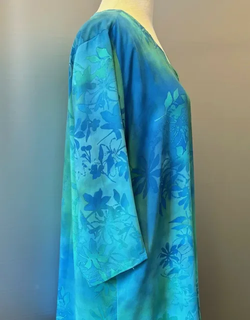 Tunika 1770 med V-hals Chiffon - Blå Grøn Flora, 2408, KK 1770 T, løgagers, angel, cirkle, circle, dansk, design, tunika, lang, løs, bluse, v-hals, v-udskæring, ærmer, let, silke, blød, eksklusiv, lækker, kvalitet, chiffon, crepe-de-chine, holdbar, bæredygtig, natur, stof, fibre, tryk, batik, biti, ribe