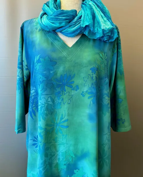 Tunika 1770 med V-hals Chiffon - Blå Grøn Flora, 2408, KK 1770 T, løgagers, angel, cirkle, circle, dansk, design, tunika, lang, løs, bluse, v-hals, v-udskæring, ærmer, let, silke, blød, eksklusiv, lækker, kvalitet, chiffon, crepe-de-chine, holdbar, bæredygtig, natur, stof, fibre, tryk, batik, biti, ribe