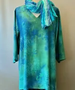 Tunika 1770 med V-hals Chiffon - Blå Grøn Flora, 2408, KK 1770 T, løgagers, angel, cirkle, circle, dansk, design, tunika, lang, løs, bluse, v-hals, v-udskæring, ærmer, let, silke, blød, eksklusiv, lækker, kvalitet, chiffon, crepe-de-chine, holdbar, bæredygtig, natur, stof, fibre, tryk, batik, biti, ribe