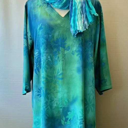 Tunika 1770 med V-hals Chiffon - Blå Grøn Flora, 2408, KK 1770 T, løgagers, angel, cirkle, circle, dansk, design, tunika, lang, løs, bluse, v-hals, v-udskæring, ærmer, let, silke, blød, eksklusiv, lækker, kvalitet, chiffon, crepe-de-chine, holdbar, bæredygtig, natur, stof, fibre, tryk, batik, biti, ribe