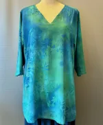 Tunika 1770 med V-hals Chiffon - Blå Grøn Flora, 2408, KK 1770 T, løgagers, angel, cirkle, circle, dansk, design, tunika, lang, løs, bluse, v-hals, v-udskæring, ærmer, let, silke, blød, eksklusiv, lækker, kvalitet, chiffon, crepe-de-chine, holdbar, bæredygtig, natur, stof, fibre, tryk, batik, biti, ribe