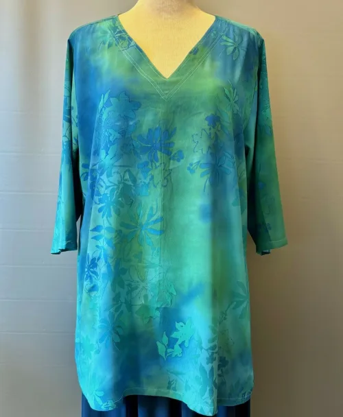 Tunika 1770 med V-hals Chiffon - Blå Grøn Flora, 2408, KK 1770 T, løgagers, angel, cirkle, circle, dansk, design, tunika, lang, løs, bluse, v-hals, v-udskæring, ærmer, let, silke, blød, eksklusiv, lækker, kvalitet, chiffon, crepe-de-chine, holdbar, bæredygtig, natur, stof, fibre, tryk, batik, biti, ribe