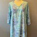 Tunika 1770 med V-hals Chiffon - Isblå Violet Dots, 2402B, KK 170 T, crepe de chine, lys, lyeblå, lysegrå, violblå, diskret, feminin, pastel, løgagers, angel, cirkle, circle, dansk, design, tunika, lang, løs, bluse, v-hals, v-udskæring, ærmer, let, silke, blød, eksklusiv, lækker, kvalitet, chiffon, crepe-de-chine, holdbar, bæredygtig, natur, stof, fibre, tryk, batik, biti, ribe