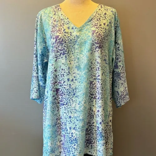 Tunika 1770 med V-hals Chiffon - Isblå Violet Dots, 2402B, KK 170 T, crepe de chine, lys, lyeblå, lysegrå, violblå, diskret, feminin, pastel, løgagers, angel, cirkle, circle, dansk, design, tunika, lang, løs, bluse, v-hals, v-udskæring, ærmer, let, silke, blød, eksklusiv, lækker, kvalitet, chiffon, crepe-de-chine, holdbar, bæredygtig, natur, stof, fibre, tryk, batik, biti, ribe