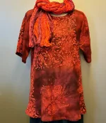 Tunika Bluse Ulin A-facon - Granat Rød, lang, vidde, løs, store, størrelser, tunika, t-shirt, vævet, hørbluse, hørtunika, kortærmet, røde, varme, bærfarver, åndbar, behagelig, Diva, A8, granat, granatrød, varmrød, natur, fibre, materiale, håndtrykt, batiktryk, holdbar, tidsløs, bæredygtig, design, fest, hverdag, smart, klædelig, dansk, design, biti, ribe