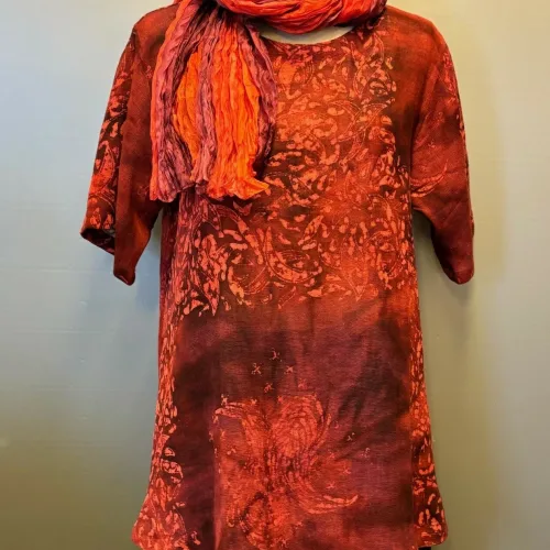 Tunika Bluse Ulin A-facon - Granat Rød, lang, vidde, løs, store, størrelser, tunika, t-shirt, vævet, hørbluse, hørtunika, kortærmet, røde, varme, bærfarver, åndbar, behagelig, Diva, A8, granat, granatrød, varmrød, natur, fibre, materiale, håndtrykt, batiktryk, holdbar, tidsløs, bæredygtig, design, fest, hverdag, smart, klædelig, dansk, design, biti, ribe