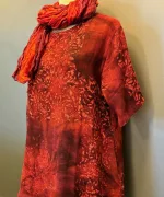 Tunika Bluse Ulin A-facon - Granat Rød, lang, vidde, løs, store, størrelser, tunika, t-shirt, vævet, hørbluse, hørtunika, kortærmet, røde, varme, bærfarver, åndbar, behagelig, Diva, A8, granat, granatrød, varmrød, natur, fibre, materiale, håndtrykt, batiktryk, holdbar, tidsløs, bæredygtig, design, fest, hverdag, smart, klædelig, dansk, design, biti, ribe