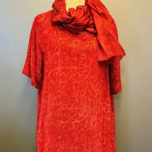 Tunika Bluse Ulin A-facon - Rød, 391, hindbærrød, ribs, rød, klar, ensfarvet, frisk, lang, vidde, løs, store, størrelser, tunika, t-shirt, vævet, hørbluse, hørtunika, kortærmet, røde, bærfarver, åndbar, behagelig, natur, fibre, materiale, håndtrykt, batiktryk, holdbar, tidsløs, bæredygtig, design, fest, hverdag, smart, klædelig, dansk, design, biti, ribe, a-snit, a-form, a-model