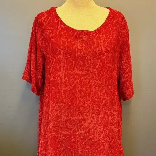 Tunika Bluse Ulin A-facon - Rød, 391, hindbærrød, ribs, rød, klar, ensfarvet, frisk, lang, vidde, løs, store, størrelser, tunika, t-shirt, vævet, hørbluse, hørtunika, kortærmet, røde, bærfarver, åndbar, behagelig, natur, fibre, materiale, håndtrykt, batiktryk, holdbar, tidsløs, bæredygtig, design, fest, hverdag, smart, klædelig, dansk, design, biti, ribe