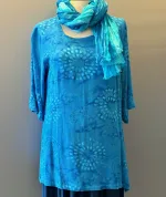 Tunika Model Puri - Himmelblå, klar, blå, ren, Diva, blau, C2, cirkel, dråbe, lang, smal, slank, figur, slankende, tunika, kjortel, let, flot, festlig, wow, naturfibre, naturmateriale, bomuld, silke, trykt, batik, batiktryk, holdbar, glade, farver, mode, tidsløs, anvendelig, afslappet, bæredygtig, kvalitet, biti, ribe,