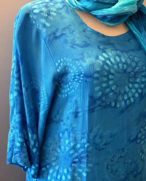 Tunika Model Puri - Himmelblå, klar, blå, ren, Diva, blau, C2, cirkel, dråbe, lang, smal, slank, figur, slankende, tunika, kjortel, let, flot, festlig, wow, naturfibre, naturmateriale, bomuld, silke, trykt, batik, batiktryk, holdbar, glade, farver, mode, tidsløs, anvendelig, afslappet, bæredygtig, kvalitet, biti, ribe,