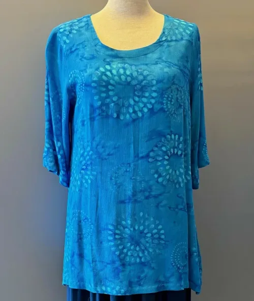 Tunika Model Puri - Himmelblå, klar, blå, ren, Diva, blau, C2, cirkel, dråbe, lang, smal, slank, figur, slankende, tunika, kjortel, let, flot, festlig, wow, naturfibre, naturmateriale, bomuld, silke, trykt, batik, batiktryk, holdbar, glade, farver, mode, tidsløs, anvendelig, afslappet, bæredygtig, kvalitet, biti, ribe,