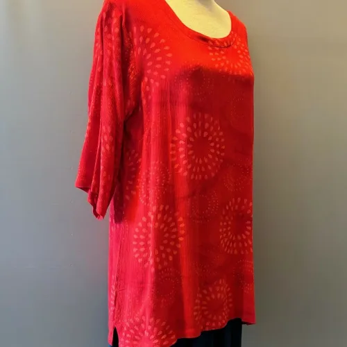 Tunika Model Puri - Rød, lang, smal, slank, figur, slankende, tunika, kjortel, let, flot, rød, festlig, wow, naturfibre, naturmateriale, bomuld, silke, trykt, batik, batiktryk, holdbar, glade, farver, mode, tidsløs, anvendelig, afslappet, bæredygtig, kvalitet, biti, ribe, Diva