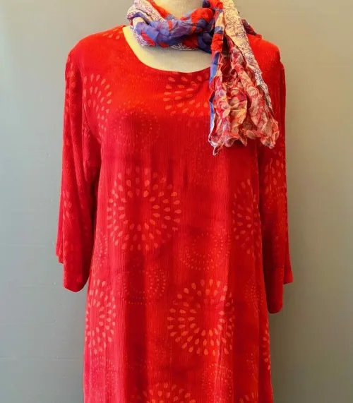 Tunika Model Puri - Rød, lang, smal, slank, figur, slankende, tunika, kjortel, let, flot, rød, festlig, wow, naturfibre, naturmateriale, bomuld, silke, trykt, batik, batiktryk, holdbar, glade, farver, mode, tidsløs, anvendelig, afslappet, bæredygtig, kvalitet, biti, ribe, Diva