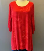 Tunika Model Puri - Rød, lang, smal, slank, figur, slankende, tunika, kjortel, let, flot, rød, festlig, wow, naturfibre, naturmateriale, bomuld, silke, trykt, batik, batiktryk, holdbar, glade, farver, mode, tidsløs, anvendelig, afslappet, bæredygtig, kvalitet, biti, ribe, Diva