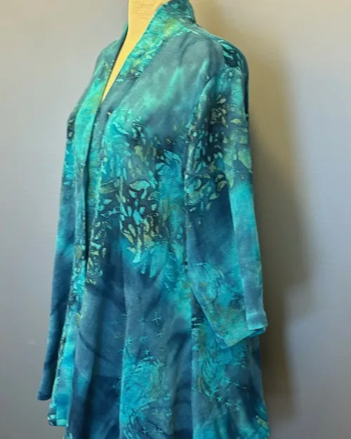 Uno Jakke i A-facon med Hør - Blå Turkis, blau, a2, havfarver, blå, tyrkis, turkis, interessant, spændende, flot, speciel, smuk, lang, festlig, vidde, hørjakke, festjakke, overgangs, biti, diva, a-facon, a-snit, kimono, krave, v-udskæring