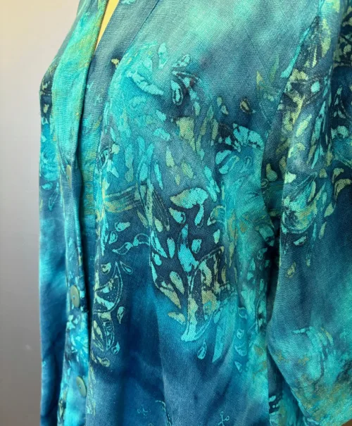 Uno Jakke i A-facon med Hør - Blå Turkis, blau, a2, havfarver, blå, tyrkis, turkis, interessant, spændende, flot, speciel, smuk, lang, festlig, vidde, hørjakke, festjakke, overgangs, biti, diva, a-facon, a-snit, kimono, krave, v-udskæring