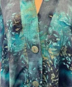 Uno Jakke i A-facon med Hør - Blå Turkis, blau, a2, havfarver, blå, tyrkis, turkis, interessant, spændende, flot, speciel, smuk, lang, festlig, vidde, hørjakke, festjakke, overgangs, biti, diva, a-facon, a-snit, kimono, krave, v-udskæring