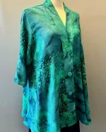 Uno Jakke i A-facon med Hør - Grøn Blå, diva, grün, a3, grøn, klare, farver, blå, marine, Uno Jakke i A-facon med Hør - Wawe Choko, Diva, lang, a-snit, swinger, swagger, a-facon, a-form, sving, lange ærmer, sjalskrave, kinakrave, krave, revers, v-hals, hør, hørstof, hørjakke, fest, festtøj, festjakke, kimono, moderne, stilet, stilig, elegant, særlig, speciel, kunstnerisk, kunsthåndværk, batiktryk, vævet, jakke, let, luftig, klædelig, snit, model, marimekko, biti, ribe, diskret, kvalitet, holdbar, bæredygtig, mode,