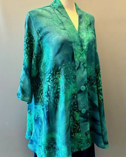 Uno Jakke i A-facon med Hør - Grøn Blå, diva, grün, a3, grøn, klare, farver, blå, marine, Uno Jakke i A-facon med Hør - Wawe Choko, Diva, lang, a-snit, swinger, swagger, a-facon, a-form, sving, lange ærmer, sjalskrave, kinakrave, krave, revers, v-hals, hør, hørstof, hørjakke, fest, festtøj, festjakke, kimono, moderne, stilet, stilig, elegant, særlig, speciel, kunstnerisk, kunsthåndværk, batiktryk, vævet, jakke, let, luftig, klædelig, snit, model, marimekko, biti, ribe, diskret, kvalitet, holdbar, bæredygtig, mode,