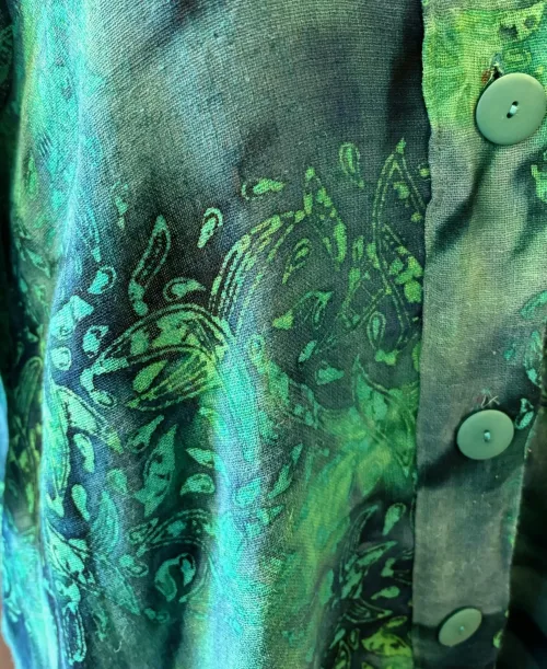 Uno Jakke i A-facon med Hør - Grøn Blå, diva, grün, a3, grøn, klare, farver, blå, marine, Uno Jakke i A-facon med Hør - Wawe Choko, Diva, lang, a-snit, swinger, swagger, a-facon, a-form, sving, lange ærmer, sjalskrave, kinakrave, krave, revers, v-hals, hør, hørstof, hørjakke, fest, festtøj, festjakke, kimono, moderne, stilet, stilig, elegant, særlig, speciel, kunstnerisk, kunsthåndværk, batiktryk, vævet, jakke, let, luftig, klædelig, snit, model, marimekko, biti, ribe, diskret, kvalitet, holdbar, bæredygtig, mode,