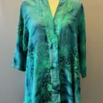 Uno Jakke i A-facon med Hør - Grøn Blå, diva, grün, a3, grøn, klare, farver, blå, marine, Uno Jakke i A-facon med Hør - Wawe Choko, Diva, lang, a-snit, swinger, swagger, a-facon, a-form, sving, lange ærmer, sjalskrave, kinakrave, krave, revers, v-hals, hør, hørstof, hørjakke, fest, festtøj, festjakke, kimono, moderne, stilet, stilig, elegant, særlig, speciel, kunstnerisk, kunsthåndværk, batiktryk, vævet, jakke, let, luftig, klædelig, snit, model, marimekko, biti, ribe, diskret, kvalitet, holdbar, bæredygtig, mode,